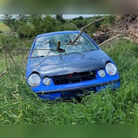 Der gesuchte VW Polo steht in Unterschwaningen – und ist ziemlich mitgenommen. (Foto: Walter Oberhäußer)
