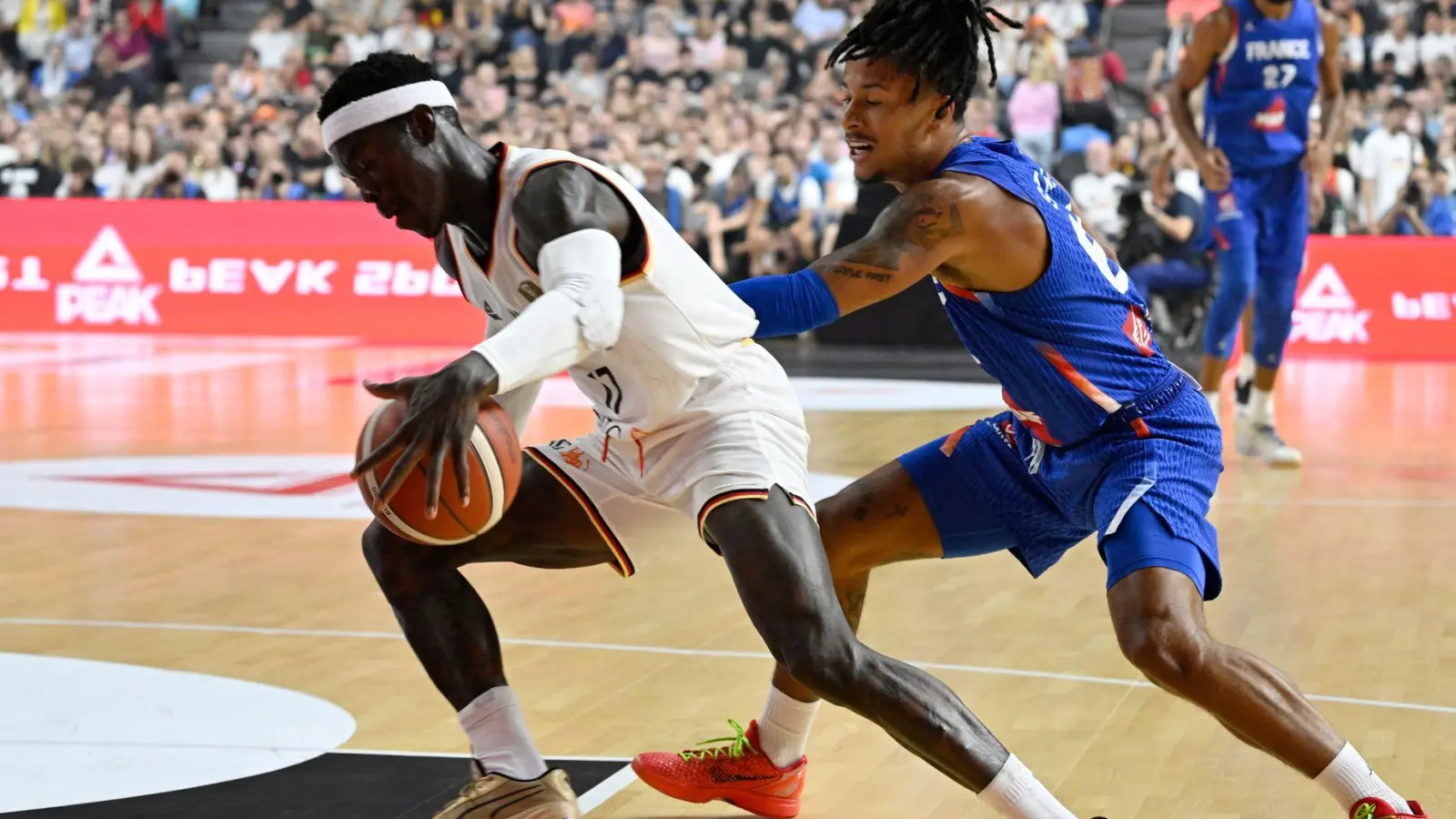 Deutschland&#39;s Dennis Schröder (l) behauptet vor dem Franzosen Nicolas Datum den Ball. (Foto: Roberto Pfeil/dpa)