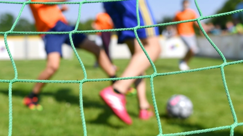 Wegen der Hitze hat der Bayerische Fußball-Verband alle Spiele und Turniere am Wochenende abgesagt. (Symbolbild) (Foto: Uwe Anspach/dpa)