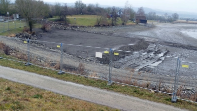 Rund anderthalb Kilometer lang ist der Zaun, der nun den Obernzenner See absperrt. (Foto: Helmut Meixner)