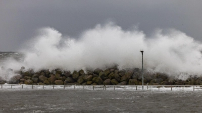 Ein Sturmtief sorgt aktuell für Hochwasser und meterhohe Wellen an der Ostsee. Das hat auch für Urlauber Folgen. (Foto: Axel Heimken/dpa/dpa-tmn)