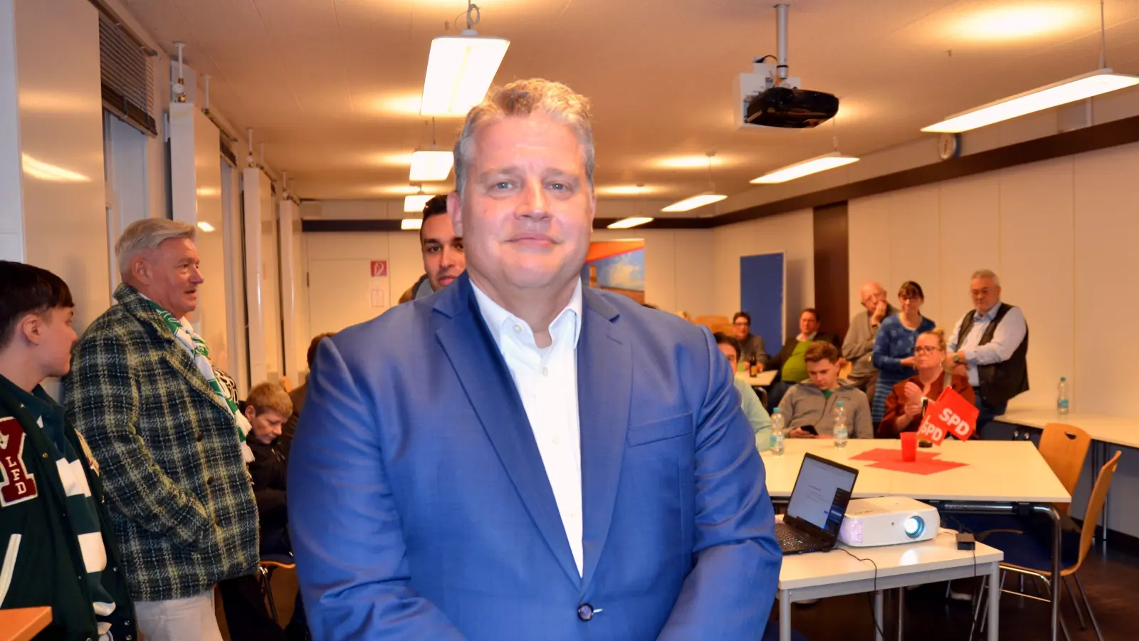 Auch wenn es für seine Partei insgesamt nicht gut lief, konnte Carsten Träger in der Fürther SPD-Zentrale am Sonntagabend seinem Wiedereinzug in den Bundestag entgegensehen. (Foto: Christa Frühwald)