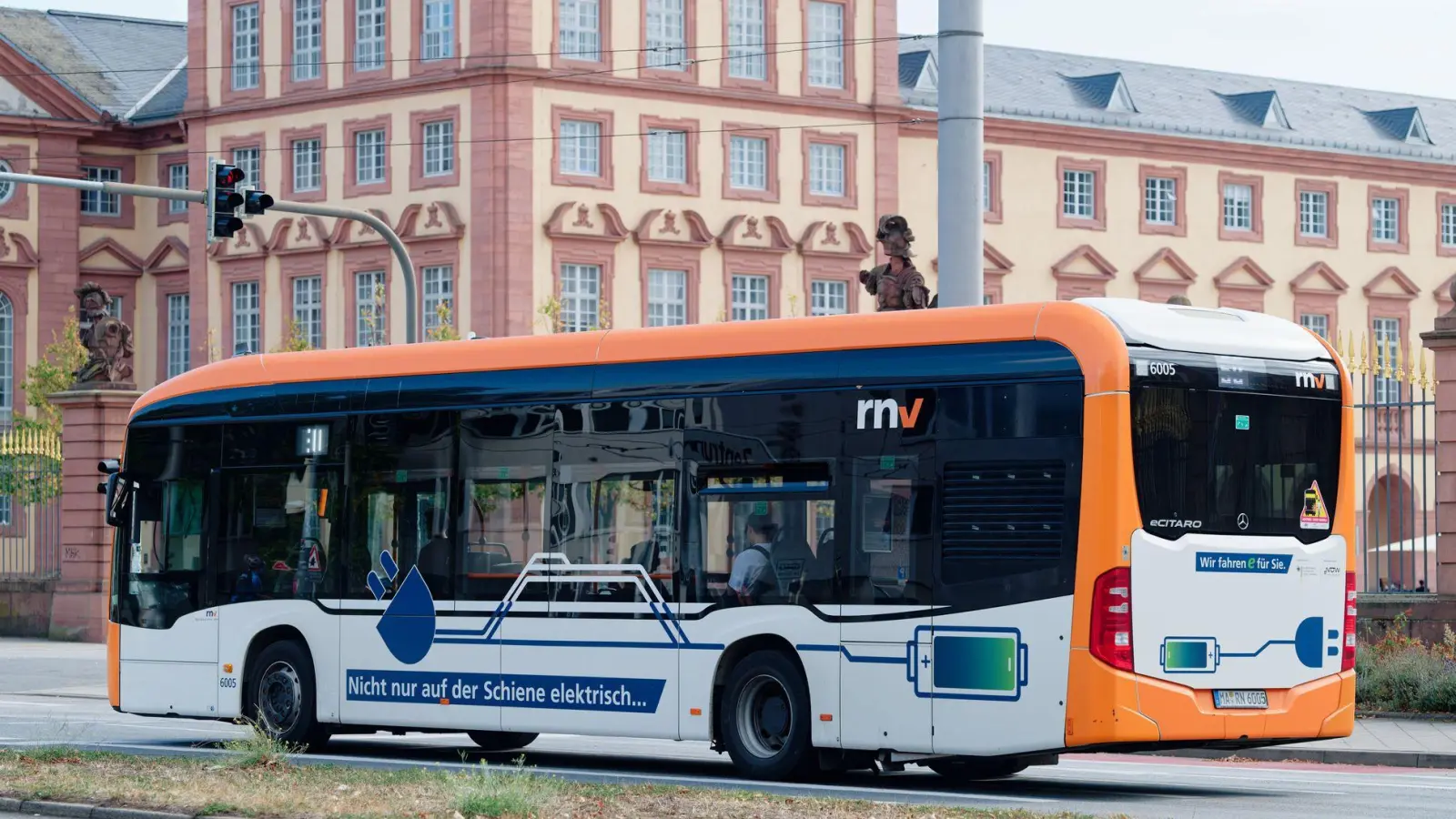 Mannheim zählt mit Freiburg und Karlsruhe zu den Spitzenreitern bei der Umstellung auf batteriebetriebene Elektrobusse. (Archivbild)   (Foto: Uwe Anspach/dpa)