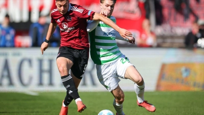 Stefanos Tzimas (l) fehlt dem 1. FC Nürnberg weiter. (Foto: Daniel Karmann/dpa)