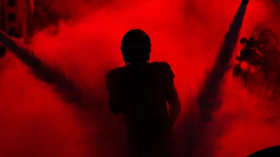 Patrick Mahomes im Rampenlicht vor dem NFL-Spiel der Kansas City Chiefs gegen Houston Texans.  (Foto: Charlie Riedel/AP/dpa)