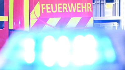 Wegen brennenden Gefahrguts rückte die Feuerwehr mit einem Großaufgebot an. (Symbolfoto)  (Foto: Bernd Weißbrod/dpa)