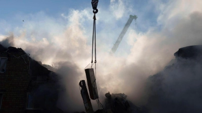 Unter den Trümmern eines Kiewer Wohnblocks werden noch Verschüttete vermutet. (Foto: Evgeniy Maloletka/AP/dpa)