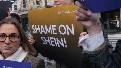 Neben interessierten Kunden kamen auch Demonstranten zur Shein-Eröffnung. (Foto: Thibault Camus/AP/dpa)