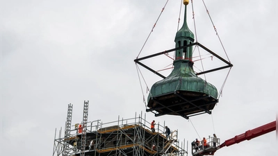 Im zweiten Versuch konnte in Augsburg die Zwiebelhaube des Stadtwahrzeichens Perlachturm entfernt werden. (Foto: Stefan Puchner/dpa)