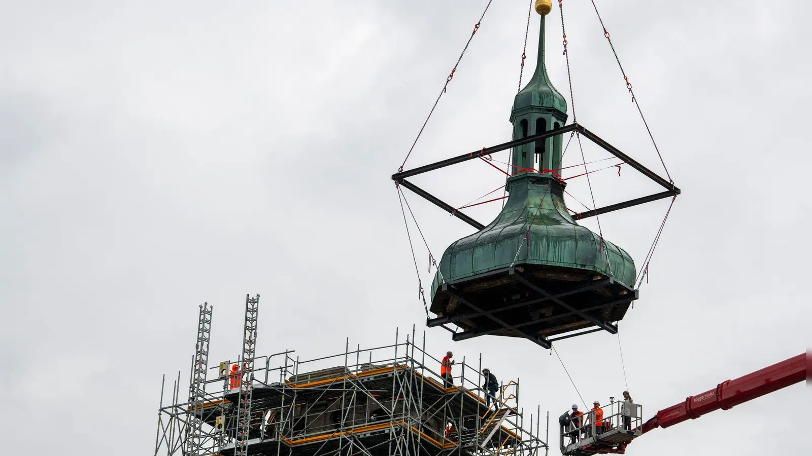 Im zweiten Versuch konnte in Augsburg die Zwiebelhaube des Stadtwahrzeichens Perlachturm entfernt werden. (Foto: Stefan Puchner/dpa)