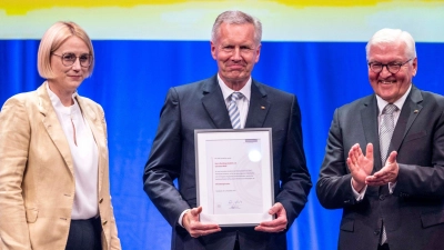 Bundespräsident a.D. Christian Wulff (M) erhält aus den Händen von Oberbürgermeisterin Katharina Pötter die Ehrenbürgerwürde der Stadt Osnabrück. Bundespräsident Frank-Walter Steinmeier applaudiert. (Foto: David Inderlied/dpa)