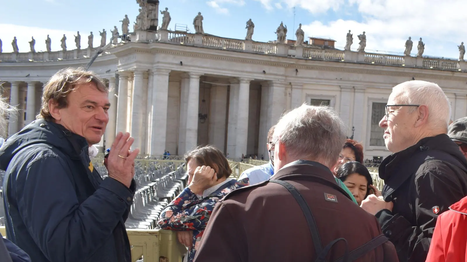 Beim Besuch im Vatikan erzählt Andreas Englisch (links) viel über die Päpste, die er durch seine journalistische Arbeit kennenlernte und auf Reisen begleiten kann. (Foto: Ute Niephaus)