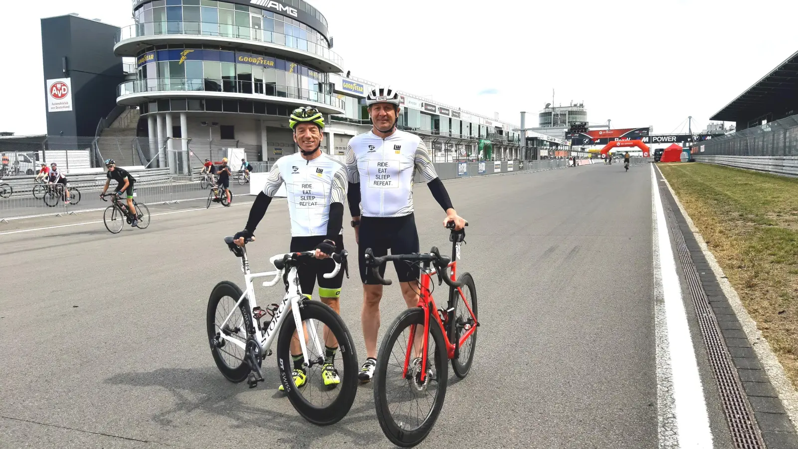 Thomas Salinger (links) und Rainer Hahn (rechts) mit ihren Rennrädern auf dem Nürburgring. (Foto: Ingrid Salinger)