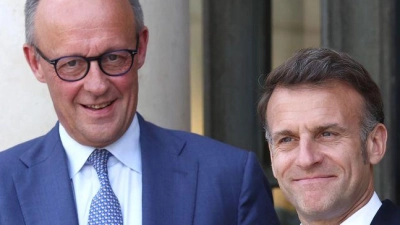 Merz (m.) und Macron (l.) ziehen noch doch an einem Strang. (Archivbild) (Foto: Tom Nicholson/Pool Getty Images Europe/PA Wire/dpa)