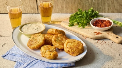 Außen knusprig, innen Kartoffel: Patates Köftesi – würzige Kartoffelbällchen, im Backteig gewendet und goldbraun ausgebacken. (Foto: ---/KMG/die-kartoffel.de/dpa-tmn)