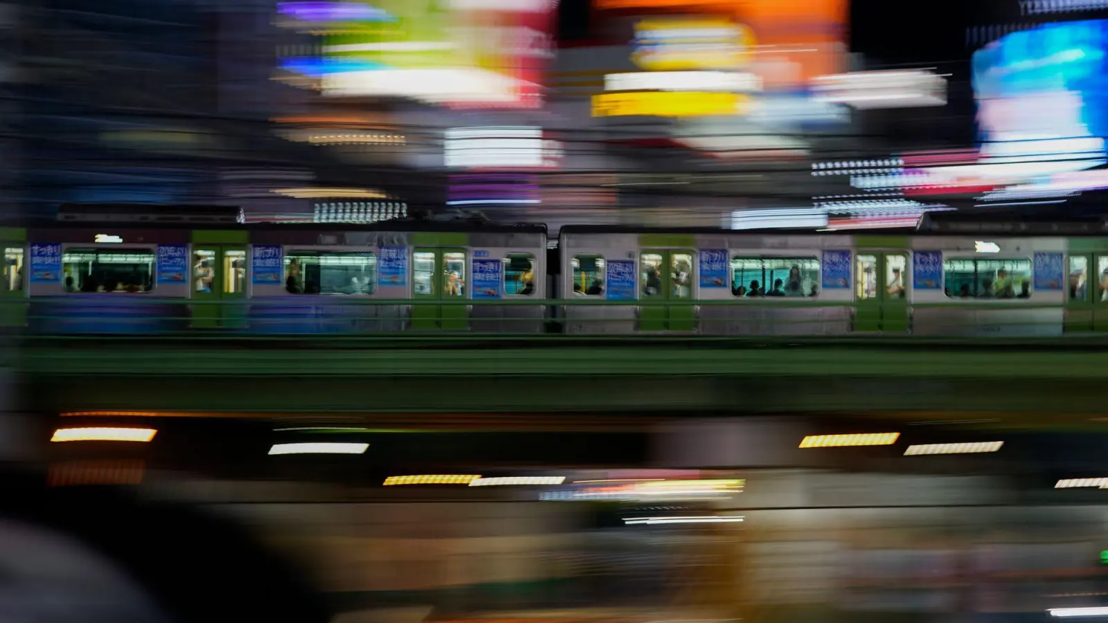 Japans Züge und Bahnhöfe sind berühmt für ihre Sicherheit und Pünktlichkeit. (Archivbild)   (Foto: Kiichiro Sato/AP)