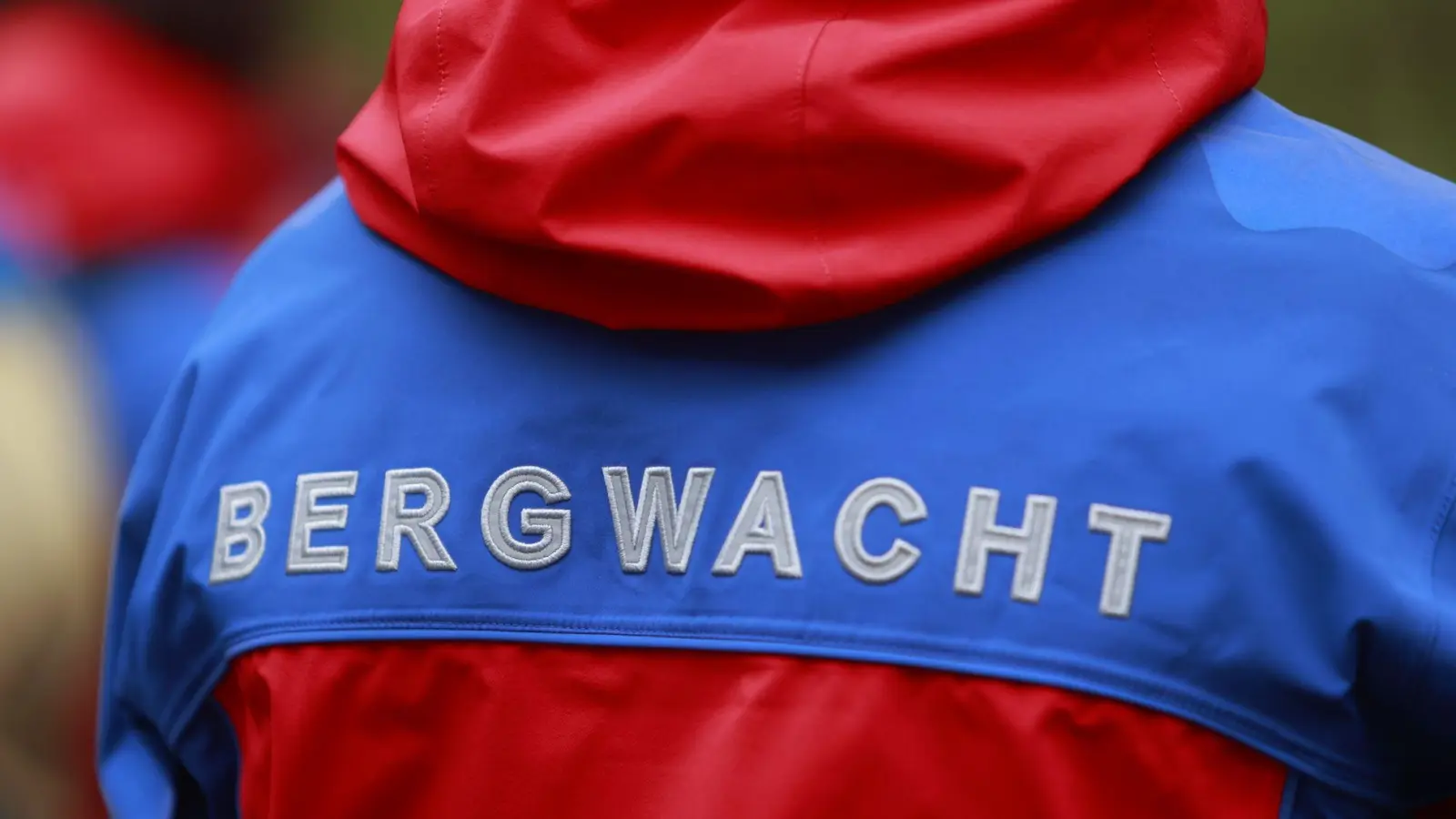 Mit dem Helikopter holen die Bergretter die Verstiegenen vom Berg herunter. (Symbolbild) (Foto: Matthias Bein/dpa)