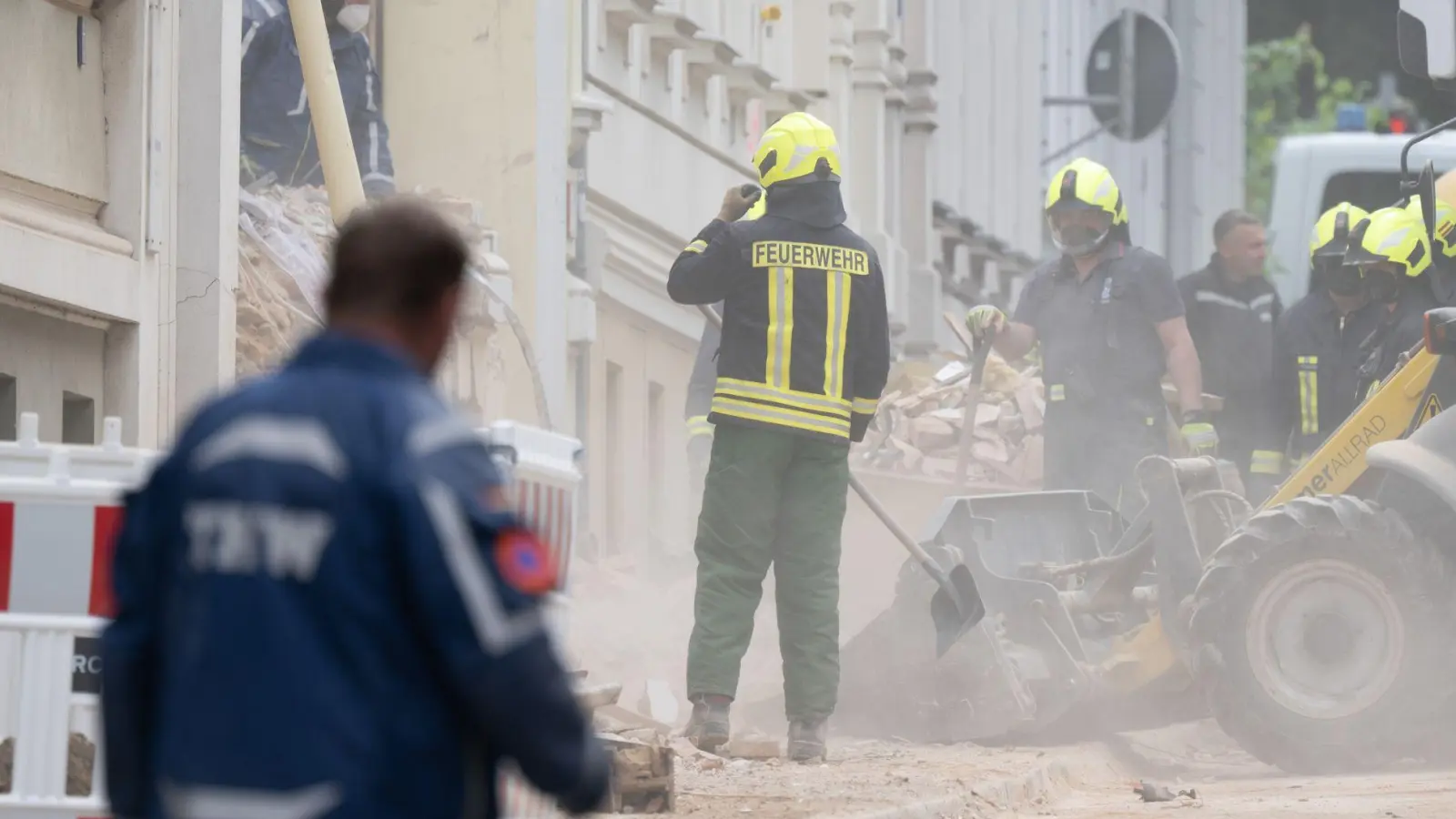 Zwei Menschen werden in den Trümmern des eingestürzten Hauses in Görlitz noch vermisst. (Foto: Sebastian Kahnert/dpa)