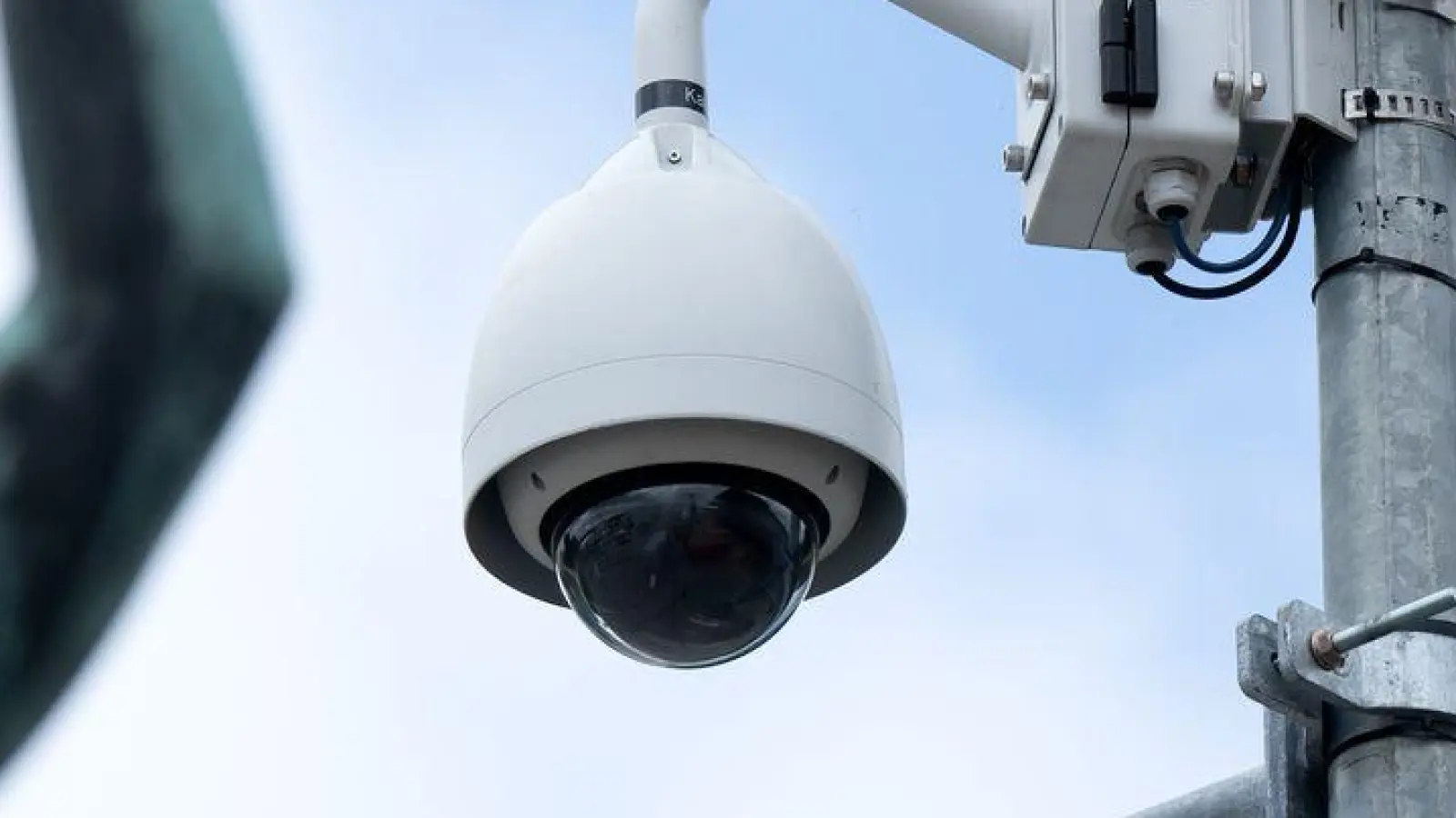 Die Videoüberwachung auf dem Festgelände führte laut Polizei zur Identifizierung des Verdächtigen. (Symbolbild) (Foto: Sven Hoppe/dpa)