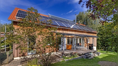 Bei der Planung einer PV-Anlage muss die statische Belastbarkeit des Dachs beachtet werden. Soll zugleich die Dachdämmung verbessert werden, sind leichtgewichtige Hochleistungsdämmungen aus Polyurethan-Hartschaum eine gute Wahl. (Foto: DJD/puren)