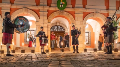 Die Franconian Highlanders bilden auf dem von Fackeln erhellten Marktplatz den stimmungsvollen Abschluss der NeustadtNacht. Die Musiker führen das Publikum mit traditionellen schottischen Klängen auf eine musikalische Reise in die Highlands. (Foto: Mirko Fryska)