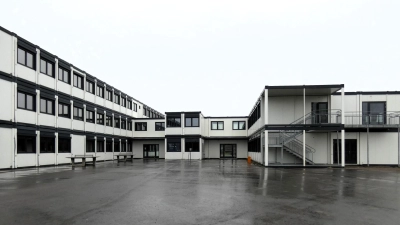 Mit dem Rückbau der Containeranlage ist wohl erst im Frühjahr 2026 zu rechnen, wurde in der Sitzung des Schulverbandes informiert. (Foto: Karl-Heinz Gisbertz)