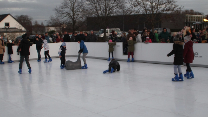 Beim Winterzauber in Burgbernheim ist die Eisbahn beliebt, beim Weihnachtsmarkt steht sie heuer in Bad Windsheim. (Archivbild: Hans-Bernd Glanz)