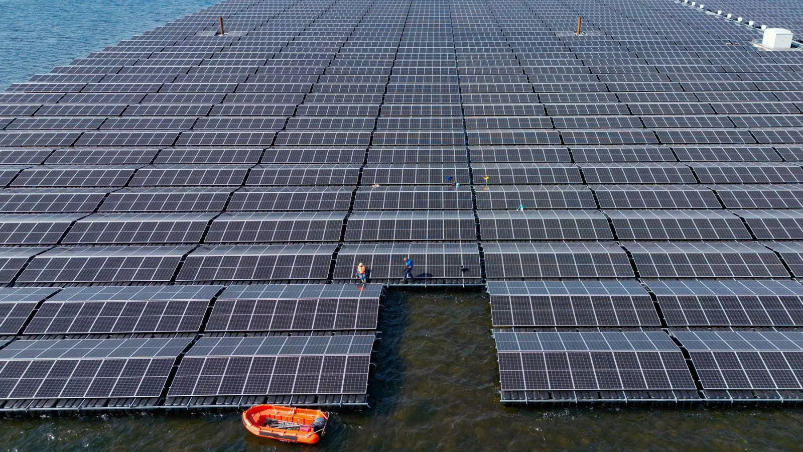 Für einen möglichen Einsatz von schwimmenden Photovoltaik-Anlagen auf der Nordsee ist laut Experten noch Forschung nötig. (Archivbild)  (Foto: Patrick Pleul/dpa)