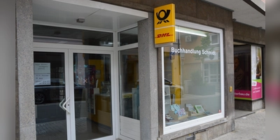 Nachdem die Buchhandlung Schmidt zunächst die Straßenseite gewechselt hatte, zog dort zu Beginn des Jahres auch eine Postfiliale als Ersatz fürden geschlossenen Standort in der Alleestraße ein. Doch „wegen Krankheit“ sind Laden und Postsstelle nun schon seit über einer Woche „vorübergehend geschlossen“. (Foto: Patrick Lauer)