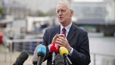 Nordirland-Minister Hilary Benn kann keinen Zeitplan für den Bau des Stadions nennen. (Foto: Niall Carson/PA Wire/dpa)