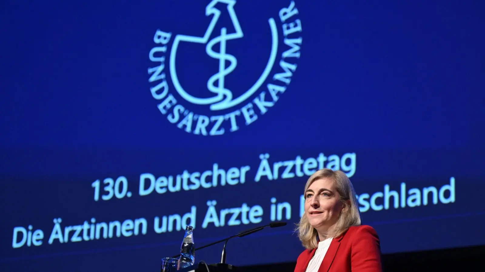 Ministerin Warken verteidigte ihr Sparpaket gegen Kritik der Ärzte. (Foto: Julian Stratenschulte/dpa)