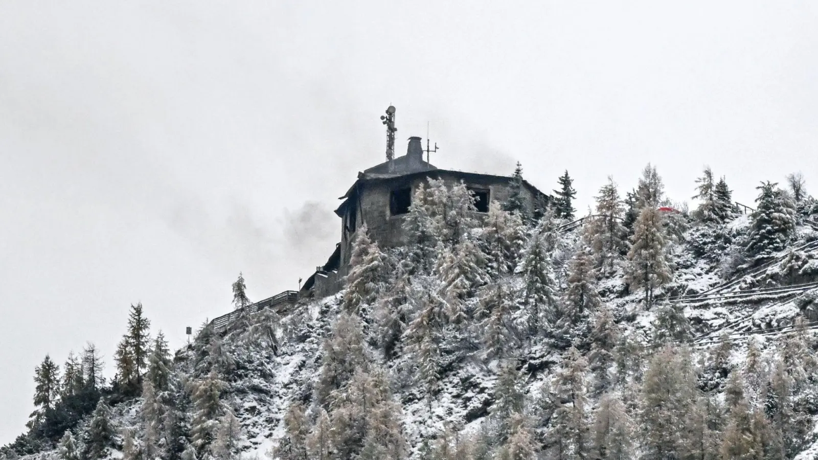 Am Morgen brannte es noch im Kehlsteinhaus.  (Foto: Jason Tschepljakow/dpa)