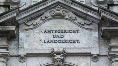 In Regensburg stehen vier Pflegekräfte vor Gericht. Nun sind die ersten Plädoyers gehalten worden. (Symbolbild)  (Foto: Armin Weigel/dpa)