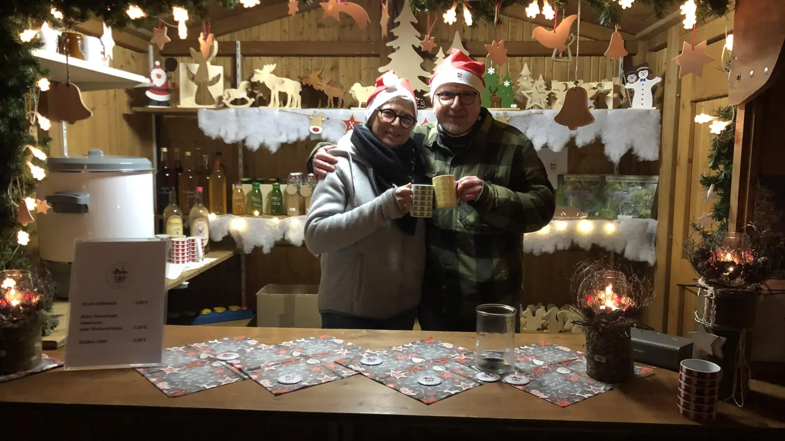 Ein Prost vom Rügländer Weihnachtsmarkt: Angelika und Markus Friemann vertraten dort den Obst- und Gartenbauverein. (Foto: Florian Pöhlmann)