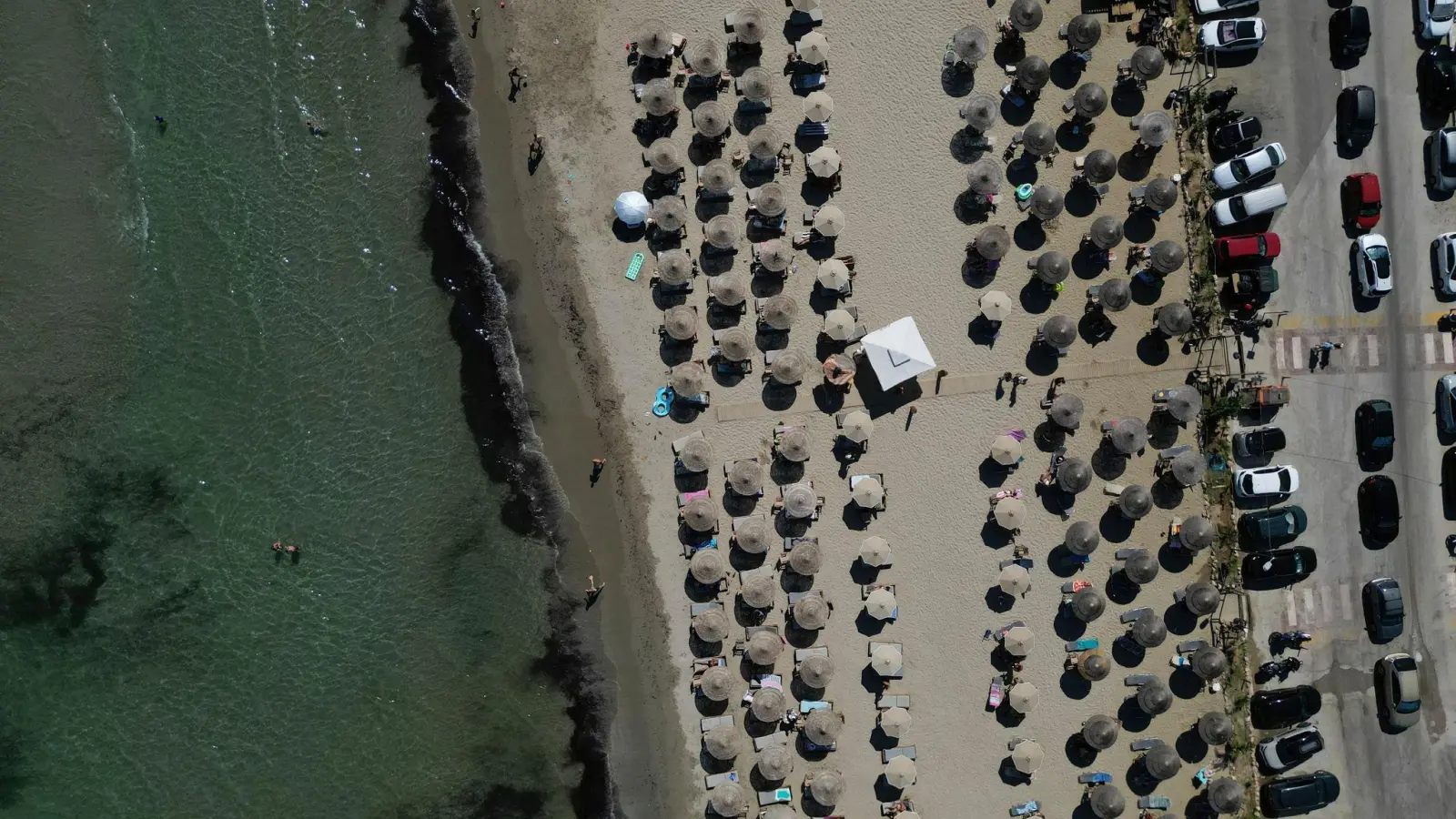 Örtlich können die Werte um 4.00 Uhr morgens bei über 30 Grad liegen. (Foto: Thanassis Stavrakis/AP/dpa)