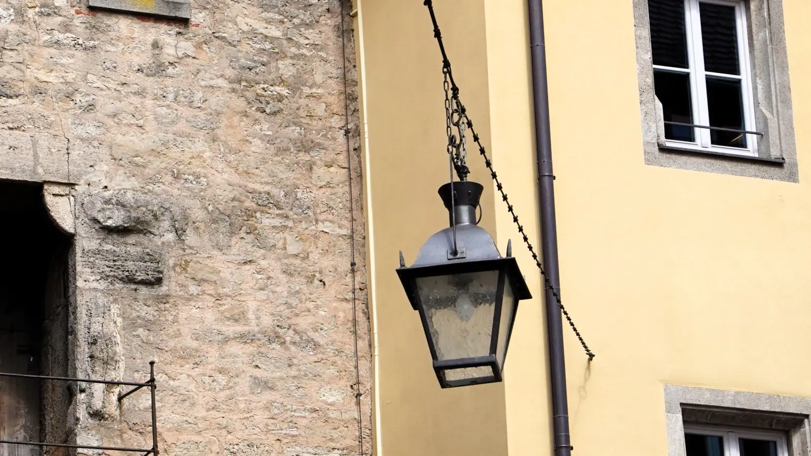 Vielerorts findet man in der Stadt historische Vierkantleuchten, am Seil wie hier an der Ecke Milchmarkt/Georgengasse, oder am Gebäude angebracht. Diese Leuchten sollen nicht ausgetauscht, sondern umgerüstet werden. (Foto: Simone Hedler)