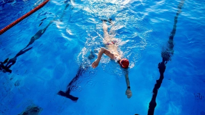 Die DLRG fordert mehr Schwimmbäder in Deutschland. (Symbolbild) (Foto: Hauke-Christian Dittrich/dpa)