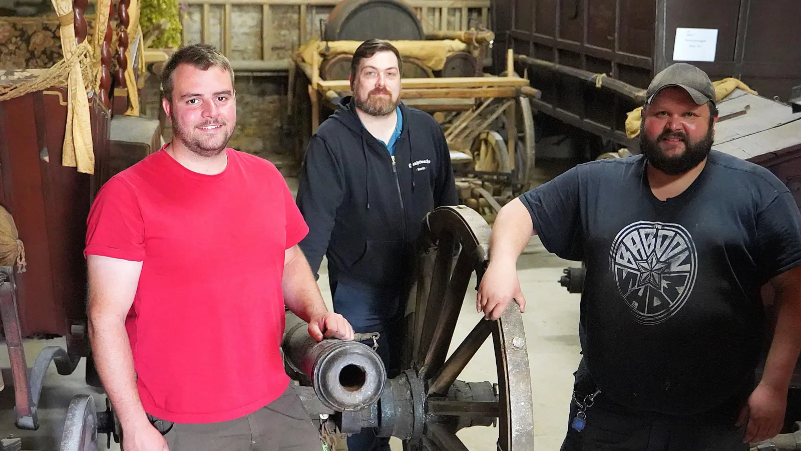 Vorbereitungen für das Festspiel in der Scheune: Martin Wegele (mitte) und die beiden Zeugmeister Sebastian Baumann und Thomas Finkenberger. (Foto: Simone Hedler)