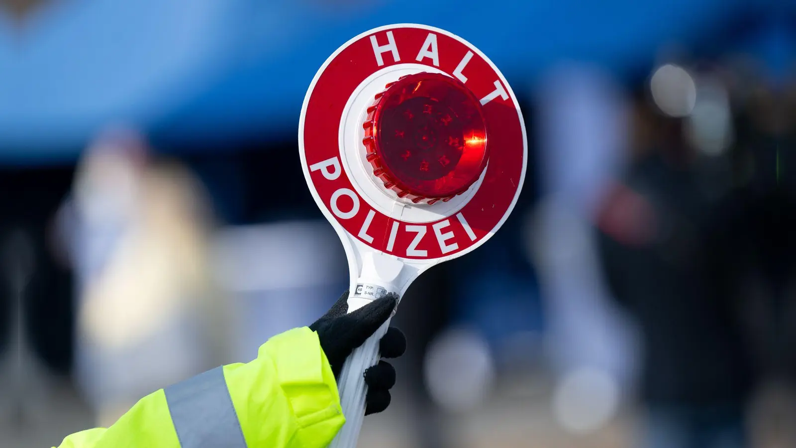 Der junge Fahrer lieferte für seine Raserei eine fragwürdige Erklärung ab. (Symbolbild) (Foto: Sven Hoppe/dpa)