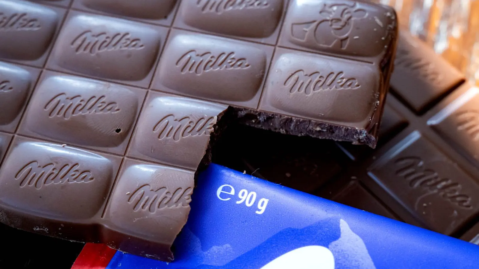 Viele Milka-Tafeln wiegen nur noch 90 statt 100 Gramm. (Foto: Sina Schuldt/dpa)