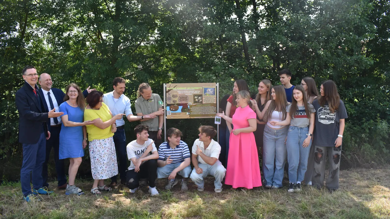 Der von einem P-Seminar des Neustädter Friedrich-Alexander-Gymnasium gestaltete Wasserlehrpfad wurde gestern im Beisein der Abiturienten, Sponsoren, Eltern, Naturparkranger, Vertretern des FAG, des Bauhofs und anderer Interessierter eingeweiht. (Foto: Ute Niephaus)