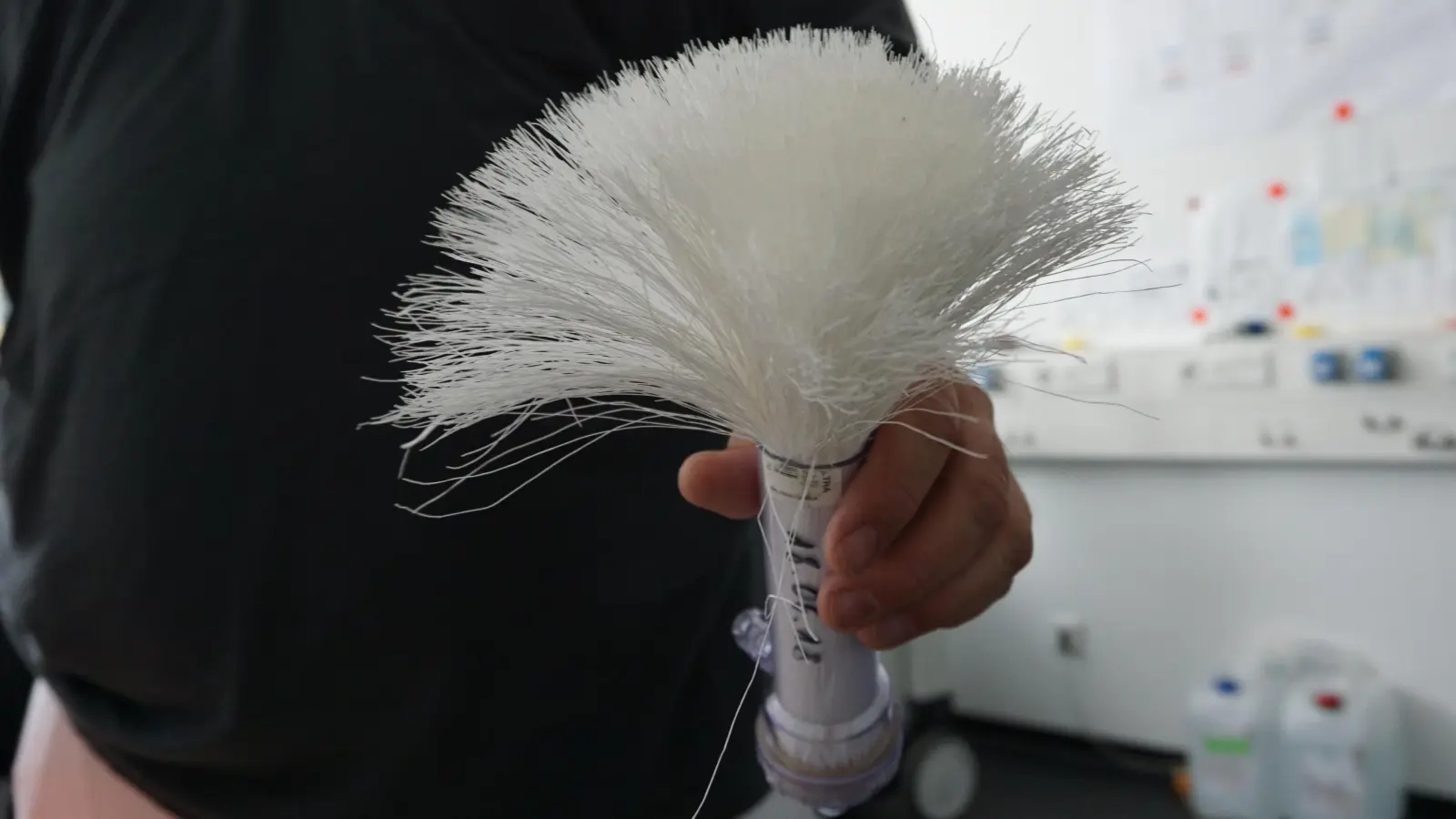 Bei diesem Dialysator, der zu Demonstrationszwecken aufgeschnitten wurde, sind die Kapillaren zu sehen. Durch diese feinen Hohlfasern strömt während der Dialyse das Blut. (Foto: Andrea Walke)