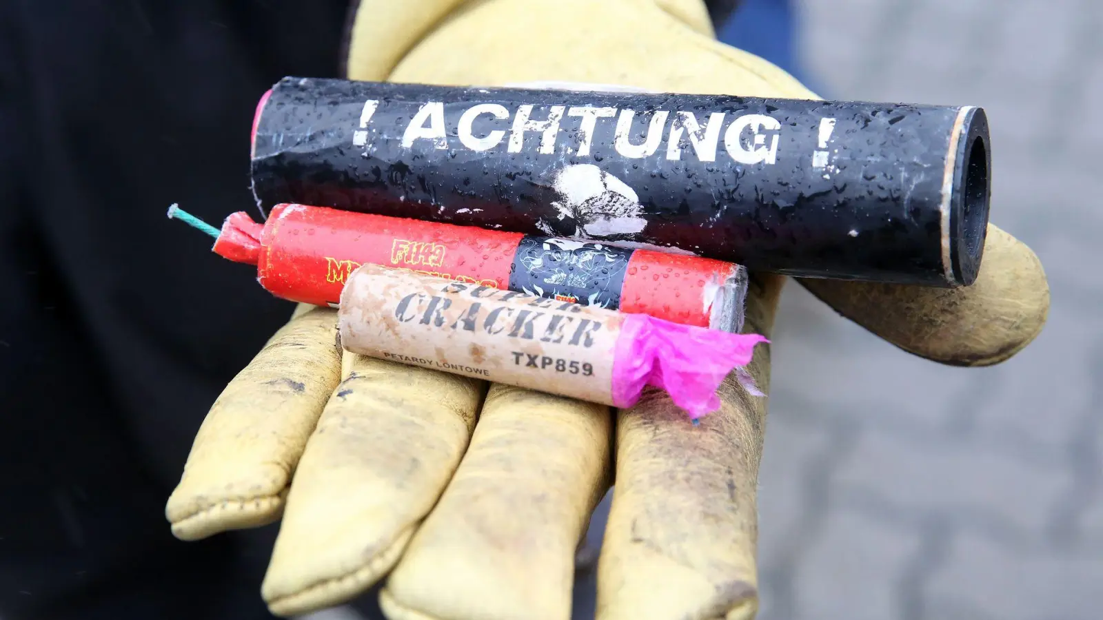 Kurz vor dem Jahreswechsel warnt der Zoll vor illegal eingeführten Feuerwerkskörpern. (Symbolbild) (Foto: Bodo Marks/dpa)