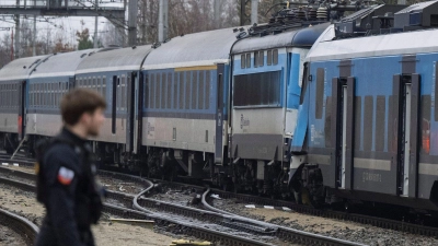 Blick auf die Unglücksstelle nach der Kollision eines Schnellzuges mit einem Personenzug auf der Strecke zwischen den Orten Zliv und Divcice bei Ceske Budejovice (Budweis). (Foto: Vaclav Pancer/CTK via AP/dpa)