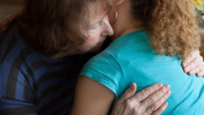 Einsamkeit durch Schmerzen: Damit es dazu nicht kommt, können Angehörige Pflegebedürftige unterstützen. (Foto: Silvia Marks/dpa-tmn)