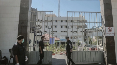 Mitglieder der islamistischen Hamas bewachen die Tore des Schifa-Krankenhaus in Gaza. (Foto: Mohammed Talatene/dpa)
