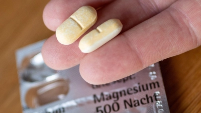 Magnesium-Präparate sind weit verbreitet: Im Handel gibt es zahlreiche Produkte, die gezielt an Sportler, Schwangere und Senioren vermarktet werden. (Foto: Monika Skolimowska/dpa/dpa-tmn)