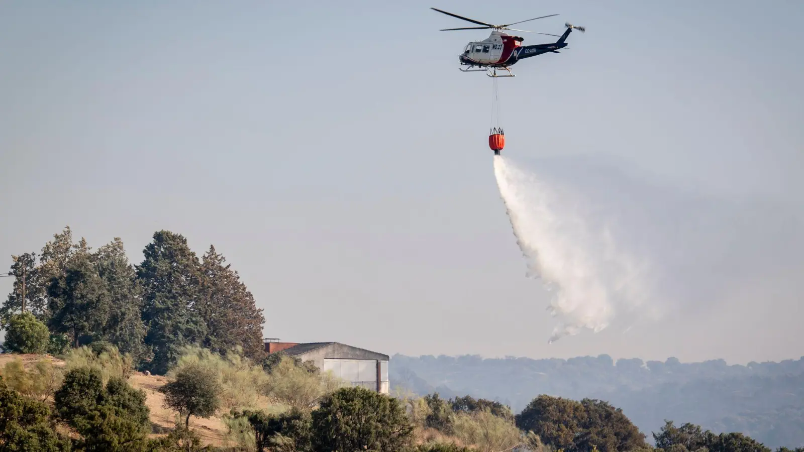 Immer wieder müssen in Spanien Hubschrauber für die Bekämpfung der vielen Waldbrände eingesetzt werden. (Archiv-Bild) (Foto: A. Pérez Meca/EUROPA PRESS/dpa)