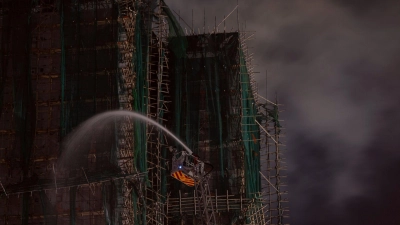 Die Löscharbeiten konnten am Vormittag eingestellt werden. (Foto: Ng Han Guan/AP/dpa)