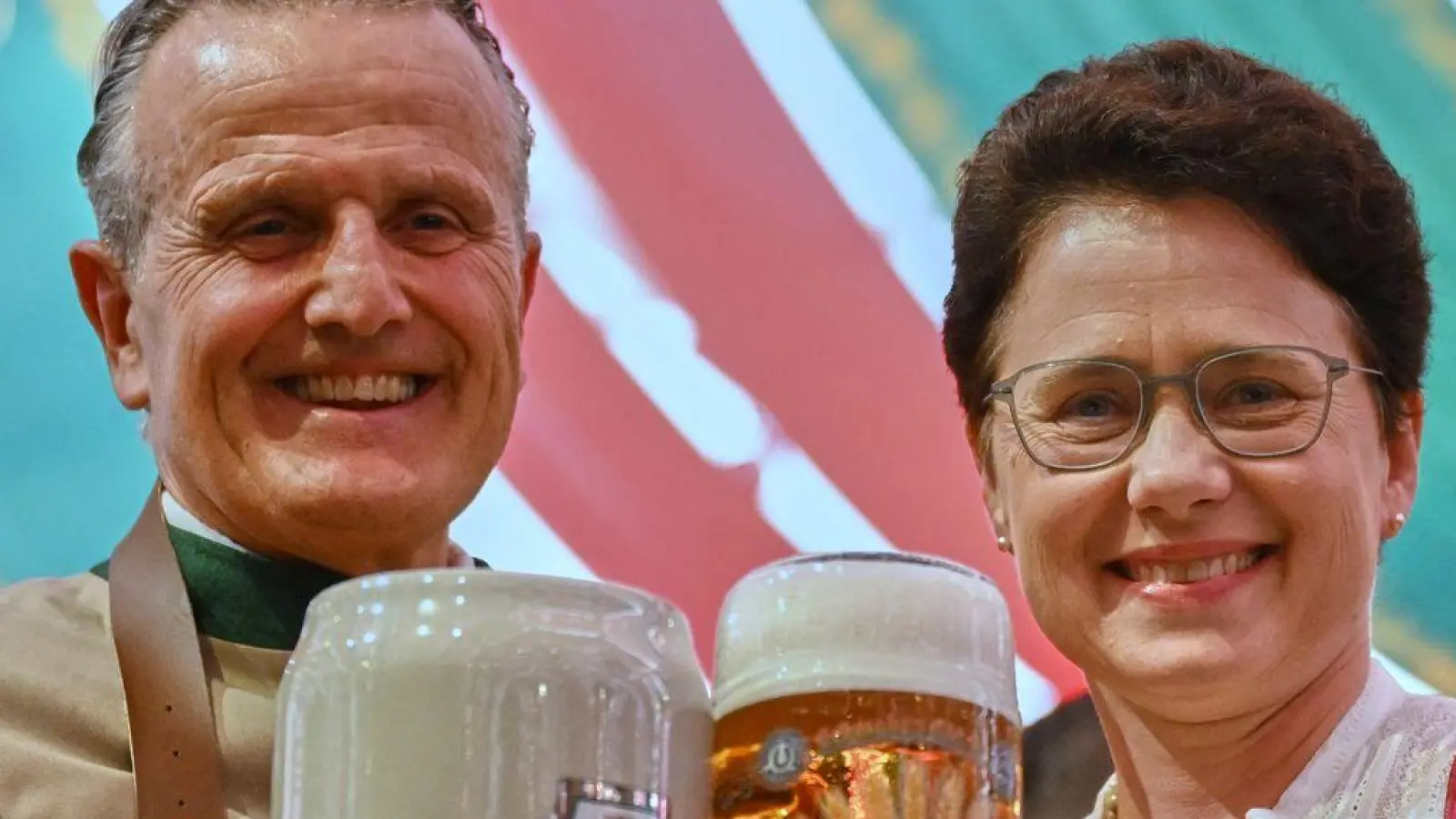 Den ersten Maßkrug überreichte Stuttgarts OB Nopper der Agrarministerin Gentges. (Foto: Marijan Murat/dpa)